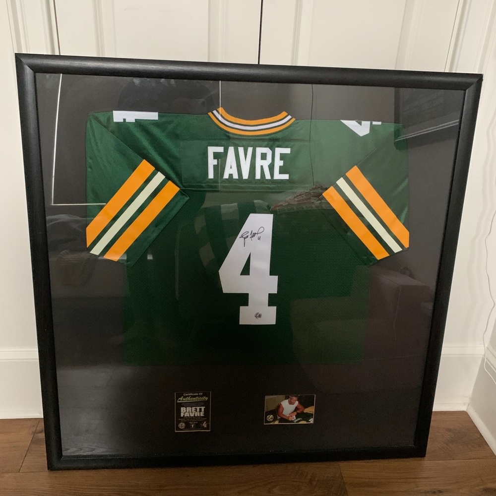 AUTH & SIGNED W/PICS OF HIM SIGNING. B. FARVE JERS